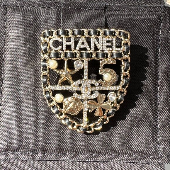 CHANEL 2023V GOLDEN CC LOGO BLACK LEATHER CHAIN SHIELD BROOCH PIN CHARM - Picture 5 of 16